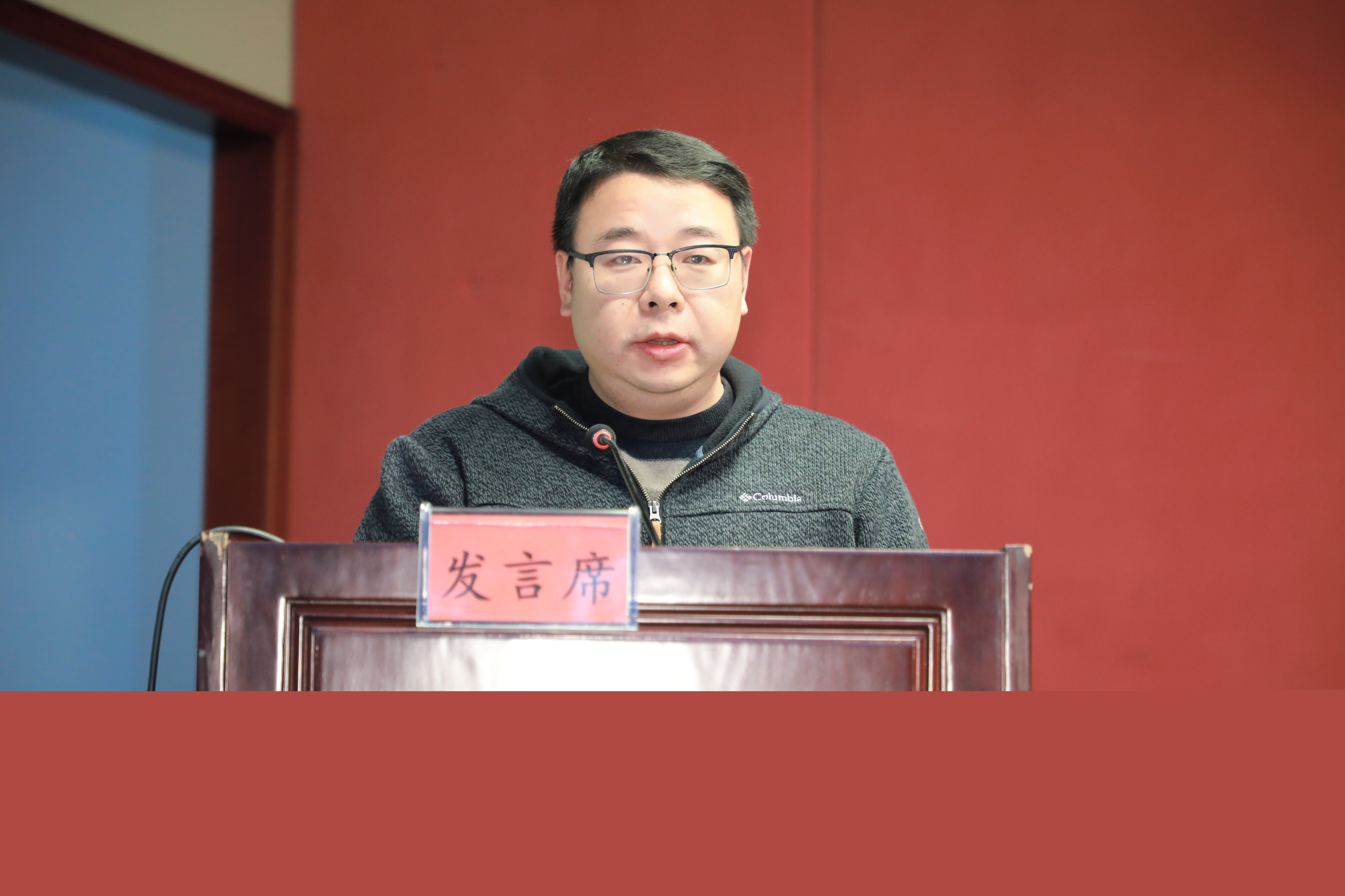 在“采編一線黨旗紅”優...